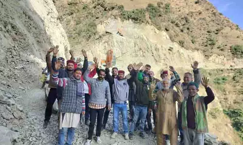 ग्रामीणों ने पौंटा Sahib-Fedizpul राजमार्ग पर अवैध डंपिंग का विरोध किया