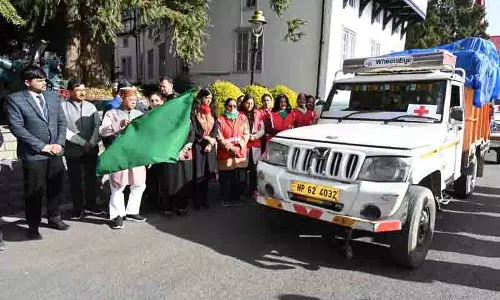राज्यपाल ने राहत सामग्री से भरे वाहन को हरी झंडी दिखाकर Tandi के लिए रवाना किया राज्यपाल ने राहत सामग्री से भरे वाहन को हरी झंडी दिखाकर Tandi के लिए रवाना किया