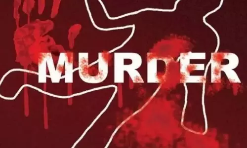 UP में सोने की दुकान के कर्मचारी की हत्या, एक गिरफ्तार, दो की तलाश जारी UP में सोने की दुकान के कर्मचारी की हत्या, एक गिरफ्तार, दो की तलाश जारी