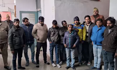 Kanpur: पुलिस ने छापा मार एक लाख की नकदी के साथ पकड़े गए दस जुआरी Kanpur: पुलिस ने छापा मार एक लाख की नकदी के साथ पकड़े गए दस जुआरी