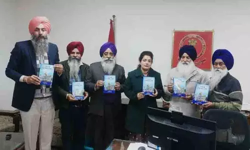 DC ने साहिबजादों के जीवन और इतिहास पर आधारित पुस्तक का विमोचन किया