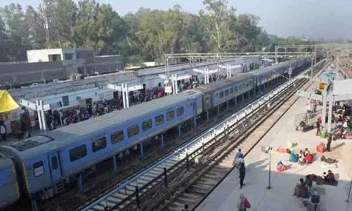 Chandigarh: कोहरे के कारण शताब्दी ट्रेन में 2 घंटे से अधिक की देरी