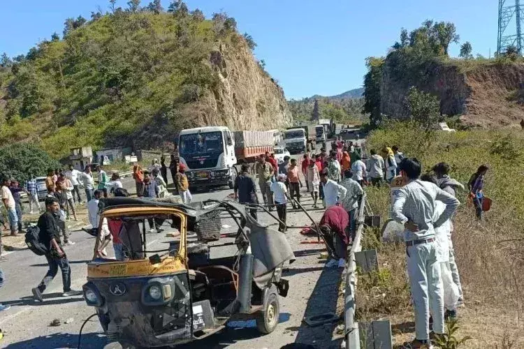 Udaipur: अनियंत्रित ट्रेलर ने टूरिस्ट बस को मारी टक्कर, एक की मौत