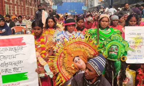 धर्मा में लोक कलाकारों की महफिल: मांगों को लेकर धर्मतला चौराहे पर एकत्र हुए