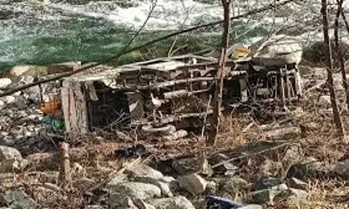 Uttarkashi: खाई में गिरा यूटिलिटी वाहन, एक की मौत  छह ने कूद कर बचाई  जान