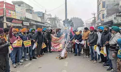 Tarn Taran में कंप्यूटर शिक्षकों ने किया विरोध प्रदर्शन, सरकार का पुतला जलाया