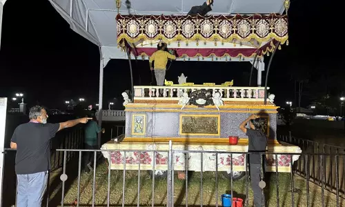 EV गाड़ी अवशेषों को वापस बेसिलिका ले जाने के लिए तैयार EV गाड़ी अवशेषों को वापस बेसिलिका ले जाने के लिए तैयार