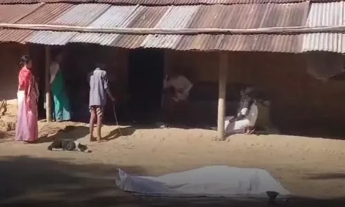 Assam : बहिष्कृत परिवार 12 घंटे तक बेटे के शव को लेकर बैठा रहा Assam : बहिष्कृत परिवार 12 घंटे तक बेटे के शव को लेकर बैठा रहा