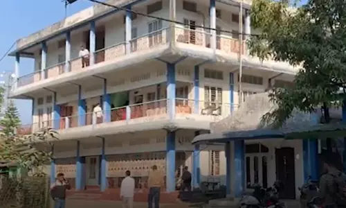 Assam: सीएम सतर्कता दल ने एसीएस अधिकारी के आवास पर मारा छापा Assam: सीएम सतर्कता दल ने एसीएस अधिकारी के आवास पर मारा छापा