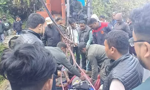 Arunachal : कार गहरी खाई में गिरी, 4 लोग घायल Arunachal : कार गहरी खाई में गिरी, 4 लोग घायल