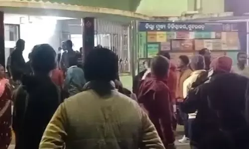 Odisha: बदमाशों ने सड़क पर युवक पर धारदार हथियारों से किया हमला Odisha: बदमाशों ने सड़क पर युवक पर धारदार हथियारों से किया हमला