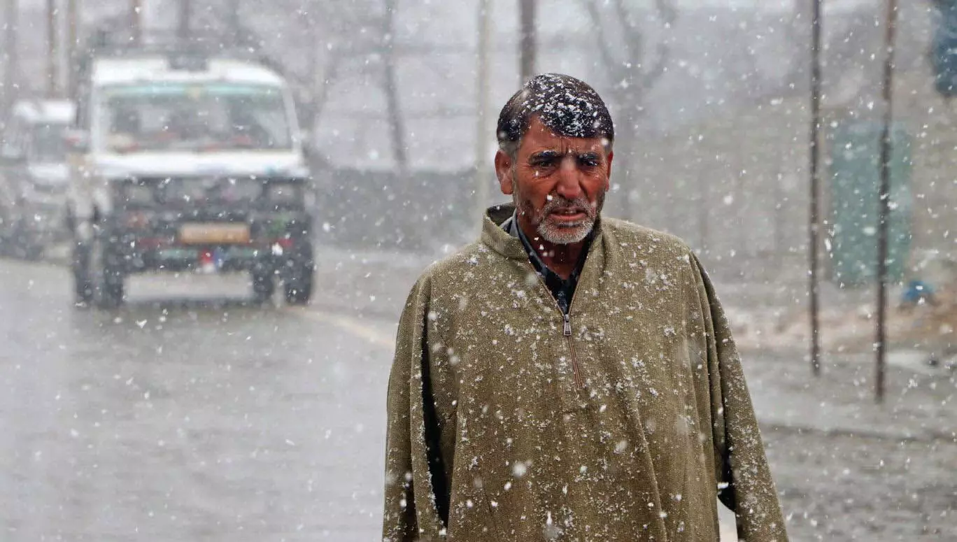 Srinagar मौसम विभाग ने सोमवार सुबह तक और बर्फबारी का अनुमान जताया