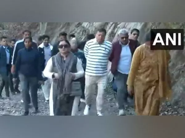 उत्तराखंड के मुख्यमंत्री Dhami ने पत्नी के साथ शहंशाही आश्रम से झड़ीपानी तक की पदयात्रा