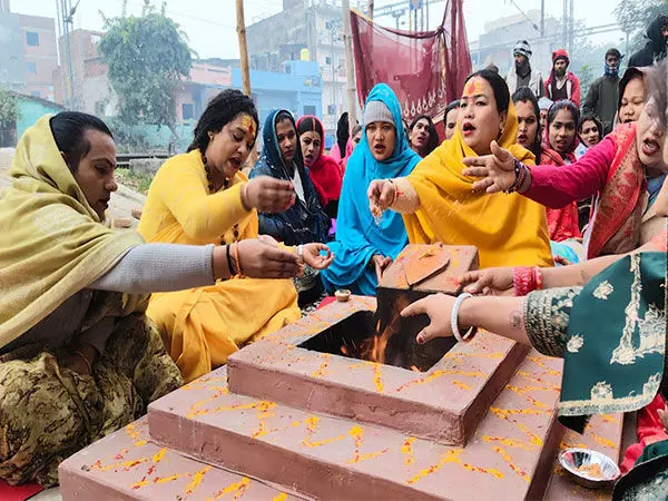 किन्नर अखाड़े ने श्रद्धालुओं की सुरक्षा के लिए किया हवन, Maha Kumbh में धार्मिक उत्सव जोरों पर