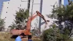 Hyderabad के माधापुर में अवैध इमारत को गिराने का काम शुरू किया