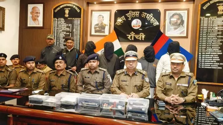 13 लाख लूटे, गोली मारी और गाड़ी पर पुलिस का बोर्ड लगा भागे, मास्टरमाइंड सहित 8 गिरफ्तार