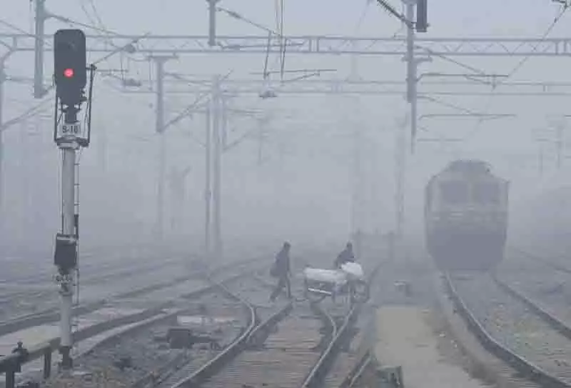 Chandigarh: ट्रेनों की देरी और उड़ानों के रद्द होने से ट्राइसिटी कोहरे की समस्या से जूझ रही Chandigarh: ट्रेनों की देरी और उड़ानों के रद्द होने से ट्राइसिटी कोहरे की समस्या से जूझ रही