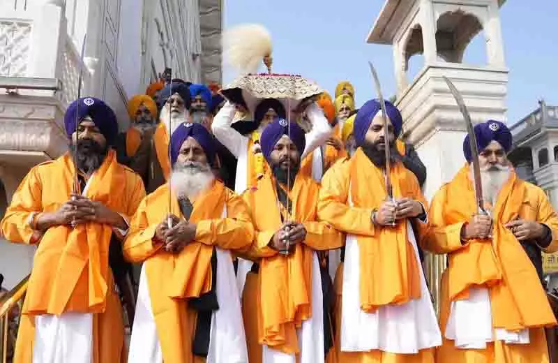 दसवें सिख गुरु गुरु Gobind Singh की जयंती पर नगर कीर्तन निकाला गया दसवें सिख गुरु गुरु Gobind Singh की जयंती पर नगर कीर्तन निकाला गया