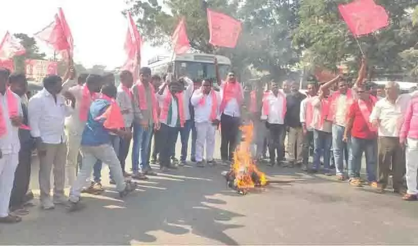 रायथु भरोसा विश्वासघात, BRS ने मनकोंदुर में रेवंत रेड्डी का पुतला जलाया