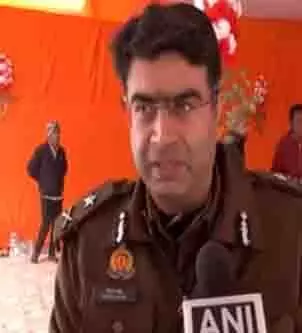 Prayagraj पुलिस कमिश्नर ने अखाड़ों का दौरा किया, सुरक्षा व्यवस्था को लेकर साधुओं से की बातचीत