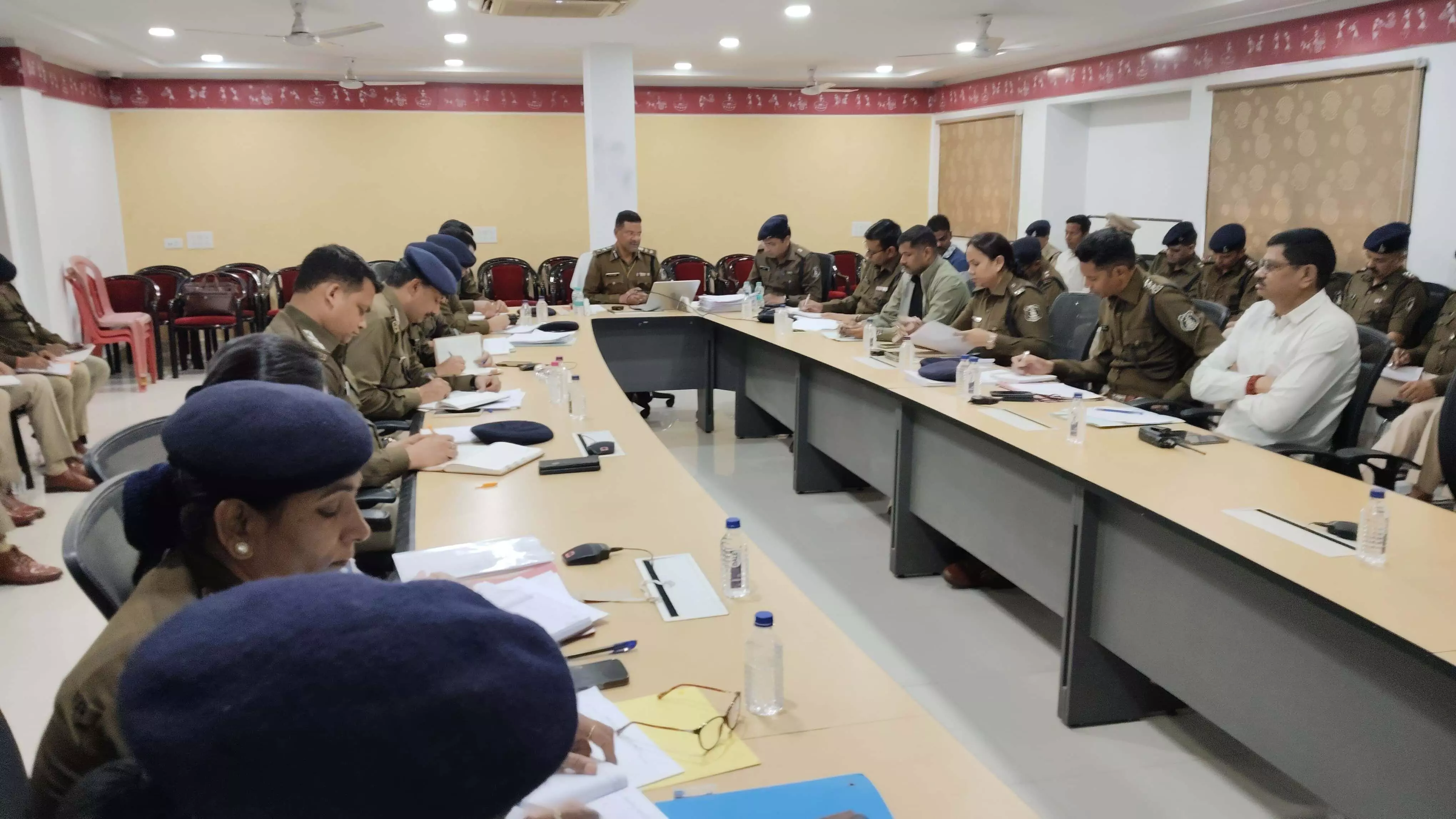 SSP ने रायपुर पुलिस अधिकारियों की ली बैठक