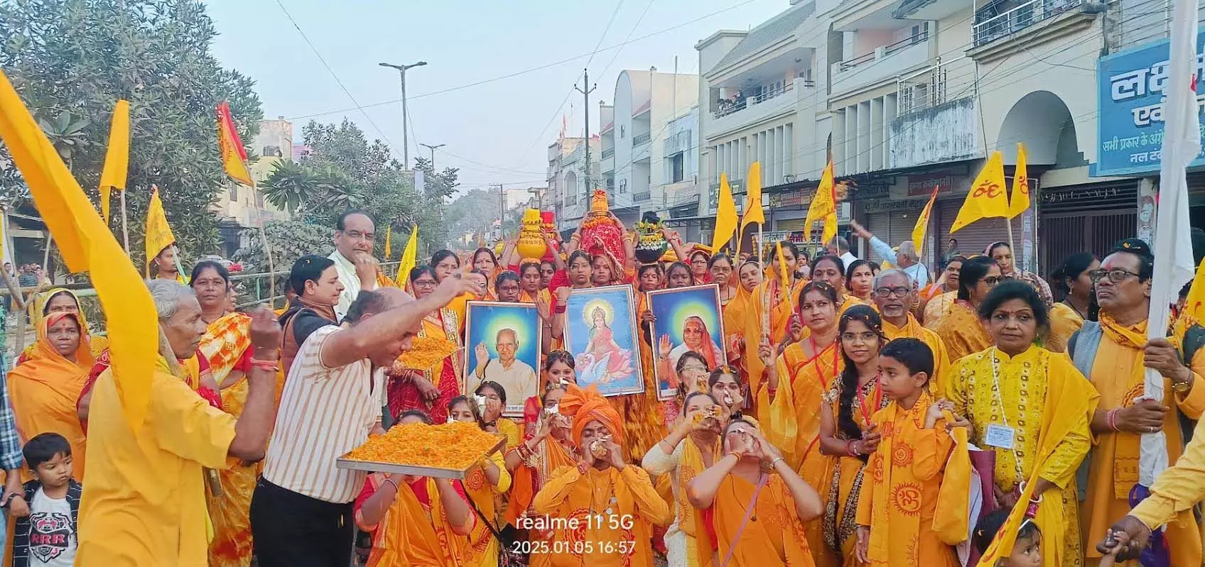 भव्य कलश यात्रा के साथ 108 कुण्डीय गायत्री महायज्ञ का शुभारंभ