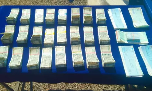12 लाख नकदी के साथ सूदखोर गिरफ्तार, कार और कई गाड़ियां जब्त 12 लाख नकदी के साथ सूदखोर गिरफ्तार, कार और कई गाड़ियां जब्त