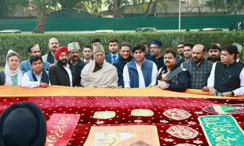 Kharge ने शांति, भाईचारे के संदेश के साथ अजमेर शरीफ दरगाह के लिए चादर भेजी