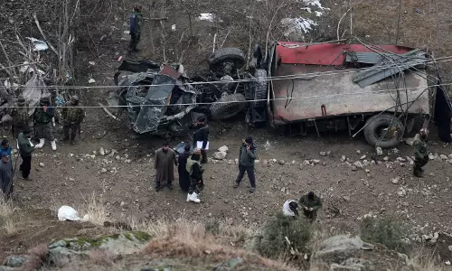 Bandipora में सेना का वाहन खाई में गिरने के बाद स्थानीय लोगों ने घायल सैनिकों को बचाया