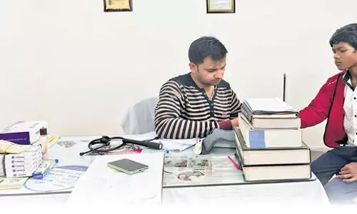 Odisha: संबलपुर में डॉ. संजीव मिश्रा का निःशुल्क क्लिनिक