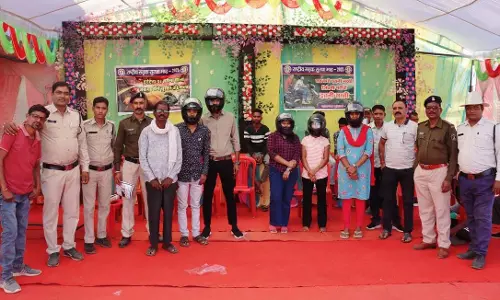 मंडई मेला में पुलिस ने बांटे हेलमेट