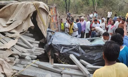 Odisha: संबलपुर में ट्रक ने कार को टक्कर मार दी, दो भाजपा नेताओं की मौत, दो घायल