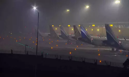 Delhi में सर्दी के कोहरे से उड़ान और रेल सेवाएं बाधित