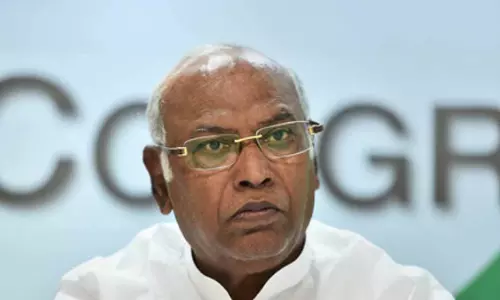 मणिपुर हिंसा को लेकर खड़गे ने भाजपा पर किया कटाक्ष मणिपुर हिंसा को लेकर खड़गे ने भाजपा पर किया कटाक्ष