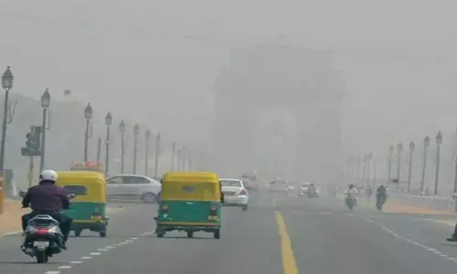 Delhi: दिल्ली में खराब वायु गुणवत्ता से लोग परेशान, कुछ इलाकों में एक्यूआई पहुंचा 400 पार