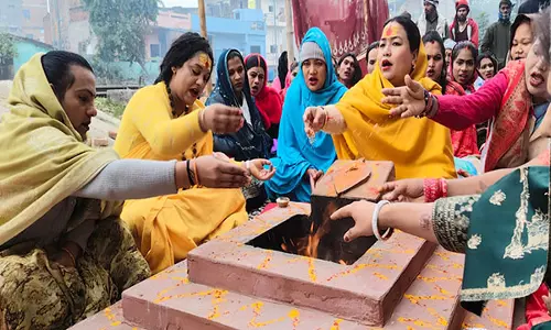Maha Kumbh में धार्मिक उत्सव पूरे जोश में, भक्तों की सुरक्षा के लिए किन्नर अखाड़े ने किया हवन अनुष्ठान Maha Kumbh में धार्मिक उत्सव पूरे जोश में, भक्तों की सुरक्षा के लिए किन्नर अखाड़े ने किया हवन अनुष्ठान