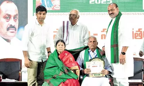 Andhra के कृषि मंत्री अत्चन्नायडू ने खेती पर ड्रोन तकनीक के परिवर्तनकारी प्रभाव की सराहना की Andhra के कृषि मंत्री अत्चन्नायडू ने खेती पर ड्रोन तकनीक के परिवर्तनकारी प्रभाव की सराहना की