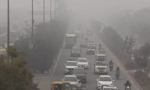 Delhi में कड़ाके की ठंड घने कोहरे से जनजीवन प्रभावित, सड़क, रेल और हवाई यातायात प्रभावित