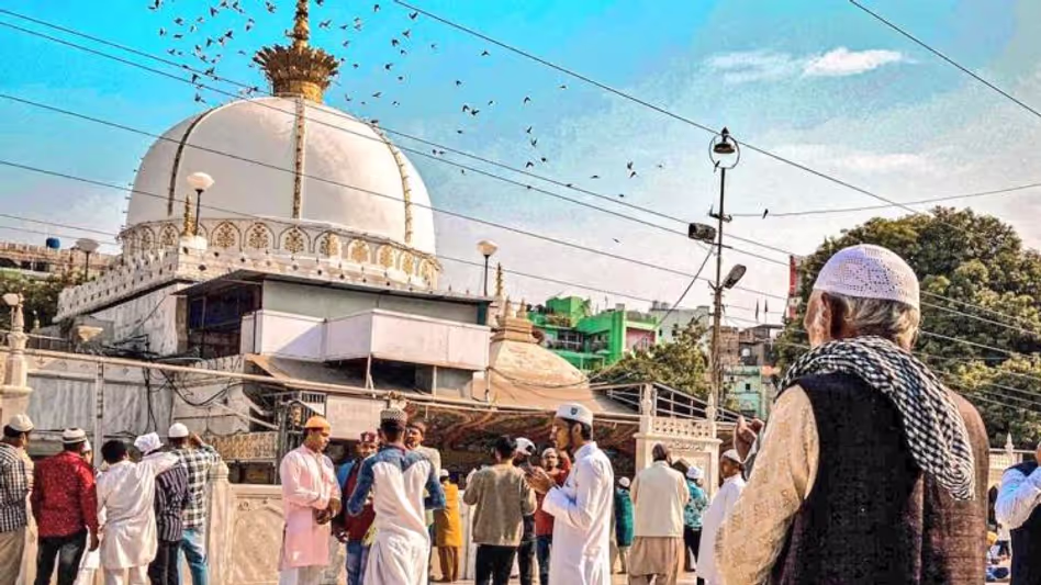 Ajmer Sharif : इस दरगाह मुस्लिम ही नहीं हिंदू और सिख भी झुकाते हैं सिर Ajmer Sharif : इस दरगाह मुस्लिम ही नहीं हिंदू और सिख भी झुकाते हैं सिर