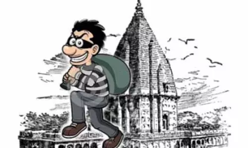 Odisha के दो मंदिरों से बदमाश आभूषण और नकदी लेकर फरार Odisha के दो मंदिरों से बदमाश आभूषण और नकदी लेकर फरार