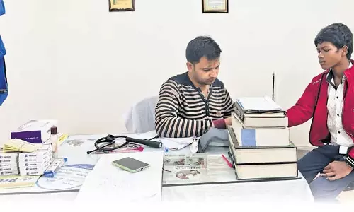 Sambalpur में डॉ. संजीव मिश्रा का निःशुल्क क्लिनिक वंचितों को महत्वपूर्ण स्वास्थ्य सेवा प्रदान