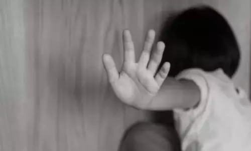 बिल्ली छिपाने पर 5 साल की बच्ची को लोहे की रॉड से पीटा, महिला गिरफ्तार
