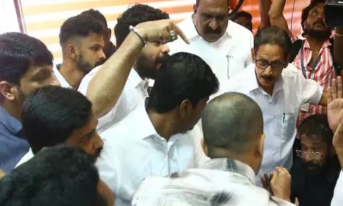 Kerala : उमा थॉमस दुर्घटना रोध प्रदर्शन कर रहे Kerala : उमा थॉमस दुर्घटना रोध प्रदर्शन कर रहे