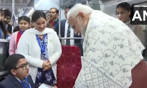 प्रधानमंत्री मोदी ने नमो भारत ट्रेन में सफर करते हुए स्कूली बच्चों से मुलाकात की प्रधानमंत्री मोदी ने नमो भारत ट्रेन में सफर करते हुए स्कूली बच्चों से मुलाकात की