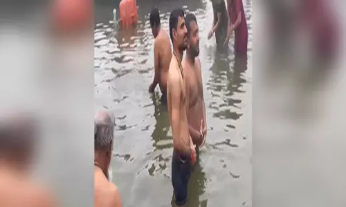 कड़ाके की ठंड में भी भक्तों की अडिग आस्था कड़ाके की ठंड में भी भक्तों की अडिग आस्था