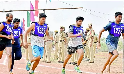 Anakapalle में पुलिस कांस्टेबल उम्मीदवारों के लिए शारीरिक फिटनेस परीक्षण शुरू Anakapalle में पुलिस कांस्टेबल उम्मीदवारों के लिए शारीरिक फिटनेस परीक्षण शुरू