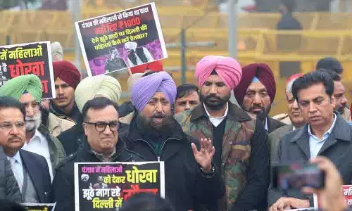 आप ने महिलाओं को पैसे देने का वादा कर धोखा दिया, कांग्रेस, Kejriwal ने आरोप खारिज किया आप ने महिलाओं को पैसे देने का वादा कर धोखा दिया, कांग्रेस, Kejriwal ने आरोप खारिज किया