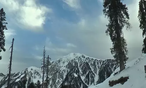 J-K: भारी बर्फबारी के बाद भद्रवाह के विंटर वंडरलैंड ने पर्यटकों को आकर्षित किया J-K: भारी बर्फबारी के बाद भद्रवाह के विंटर वंडरलैंड ने पर्यटकों को आकर्षित किया