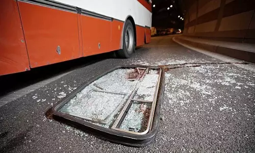 Kolkata से आ रही बस मुकुटमणिपुर के पास पलटी, 15 घायल
