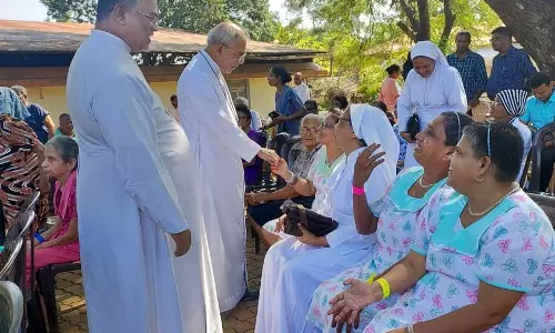 कार्डिनल ने Goa सेंटर में वरिष्ठ नागरिकों के लिए क्रिसमस समारोह का आयोजन किया
